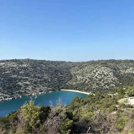 Violeta U Mirnoj Ulici Sa Parkingom